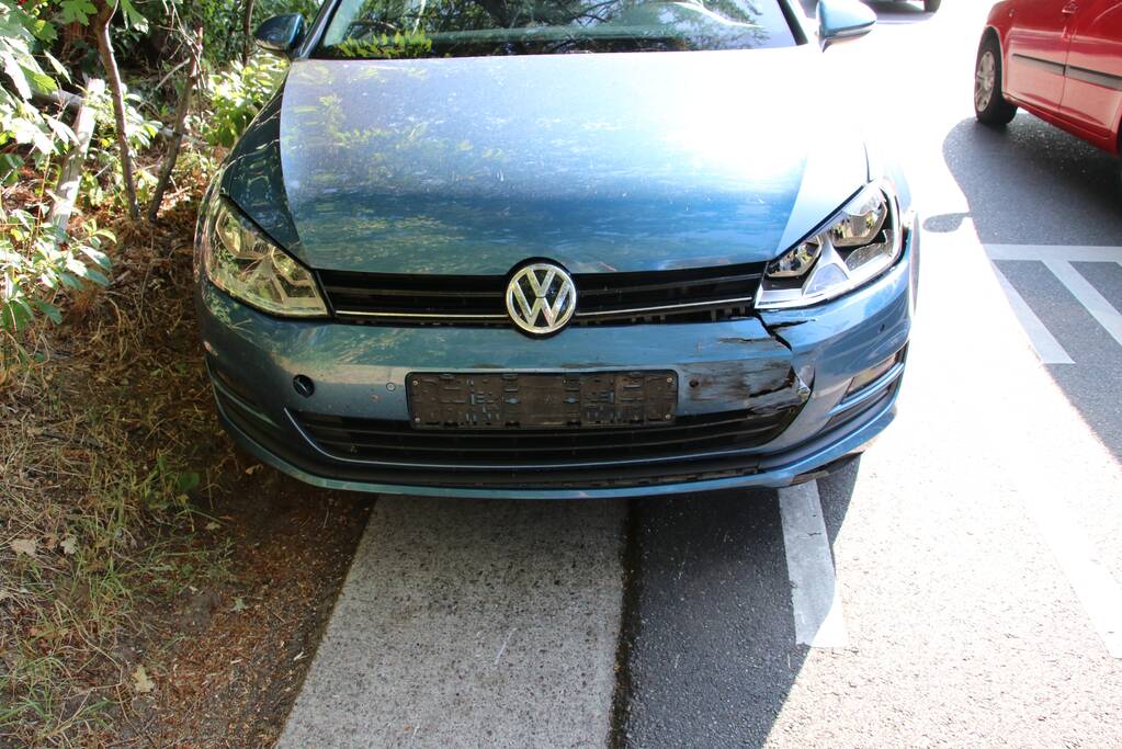 Auto op de kop in de sloot