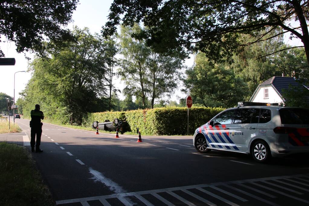 Auto op de kop in de sloot
