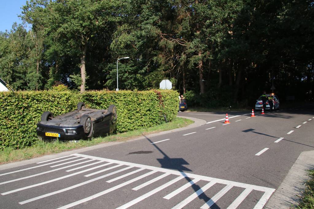 Auto op de kop in de sloot