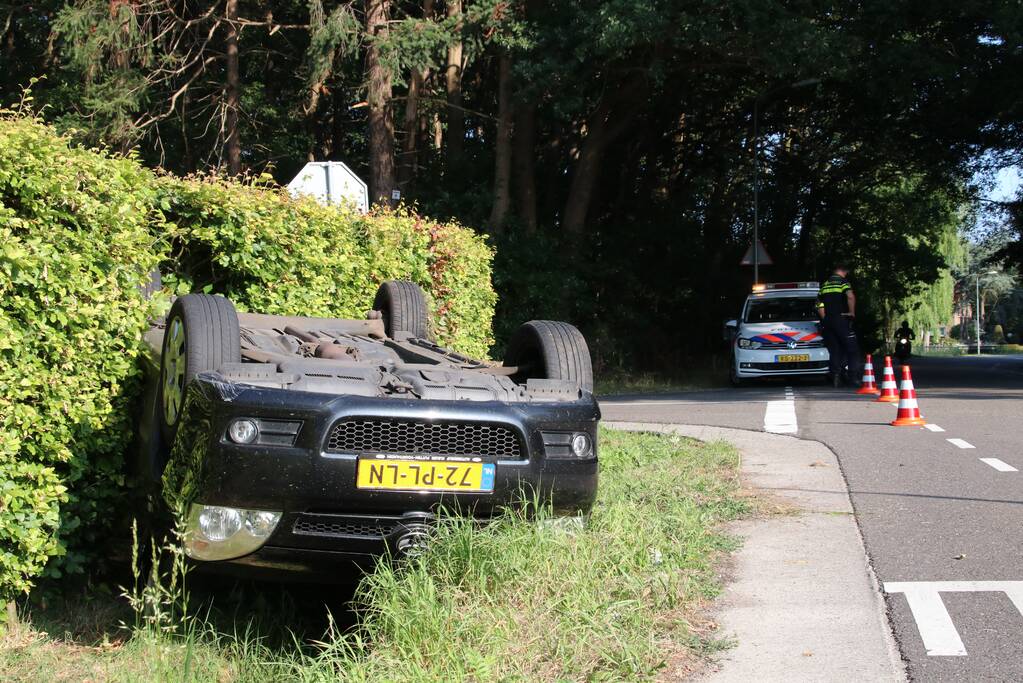 Auto op de kop in de sloot