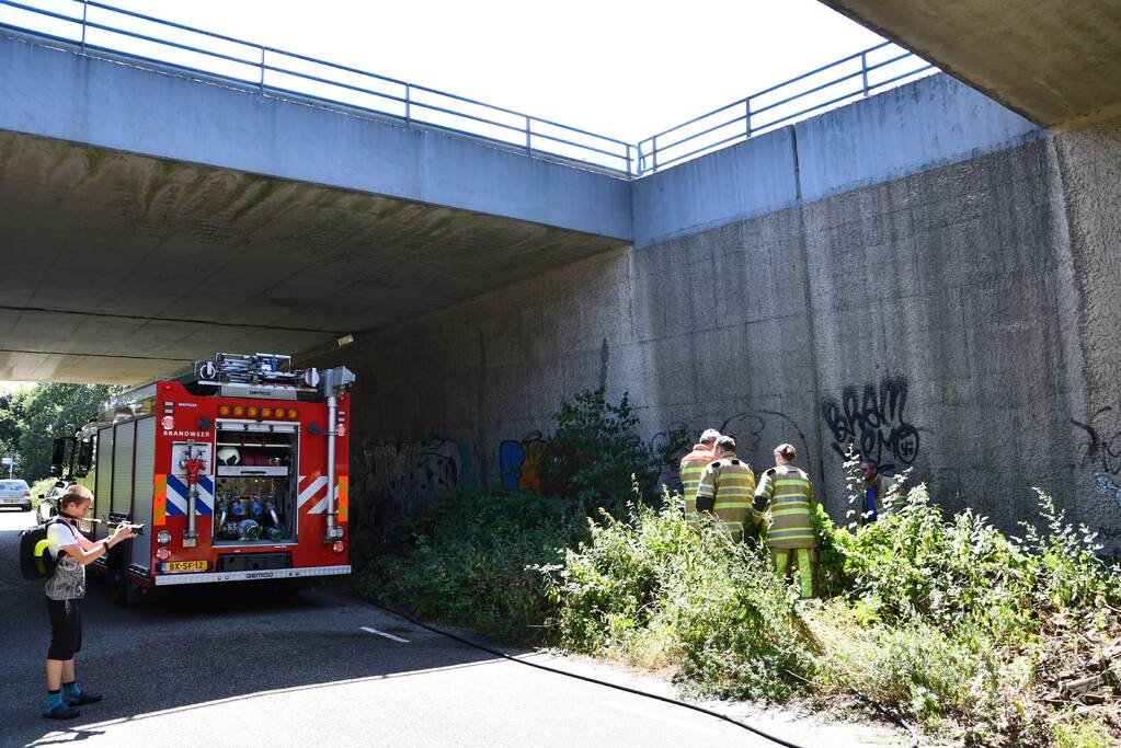 Bermbrand onder viaduct van snelweg