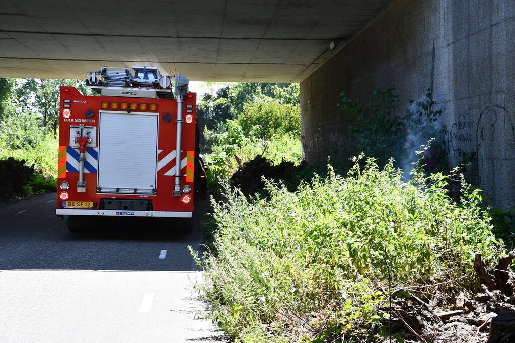Bermbrand onder viaduct van snelweg
