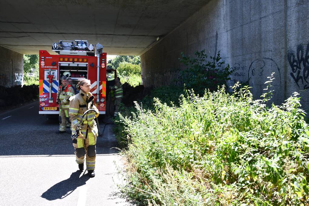 Bermbrand onder viaduct van snelweg