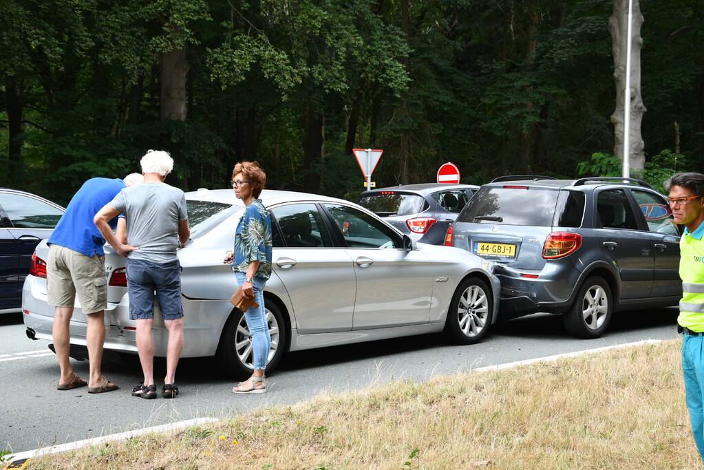 Vijf auto's beschadigd bij kettingbotsing