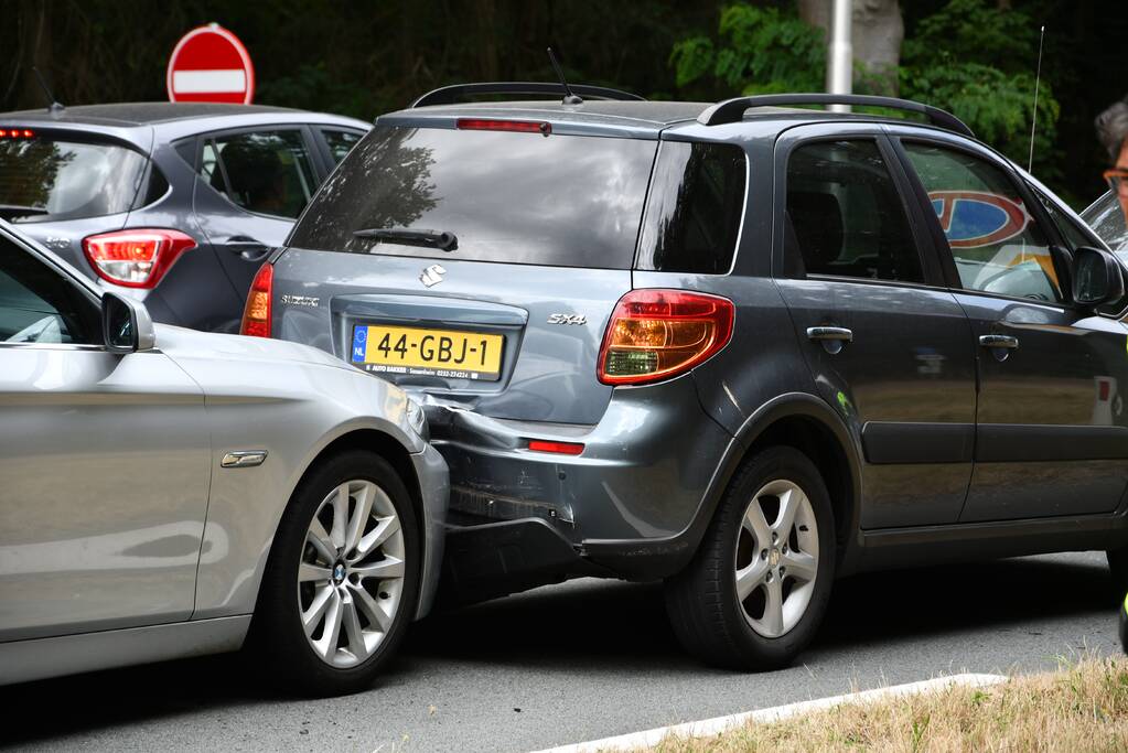 Vijf auto's beschadigd bij kettingbotsing