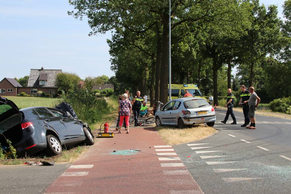 Gewonde en auto in de sloot bij aanrijding