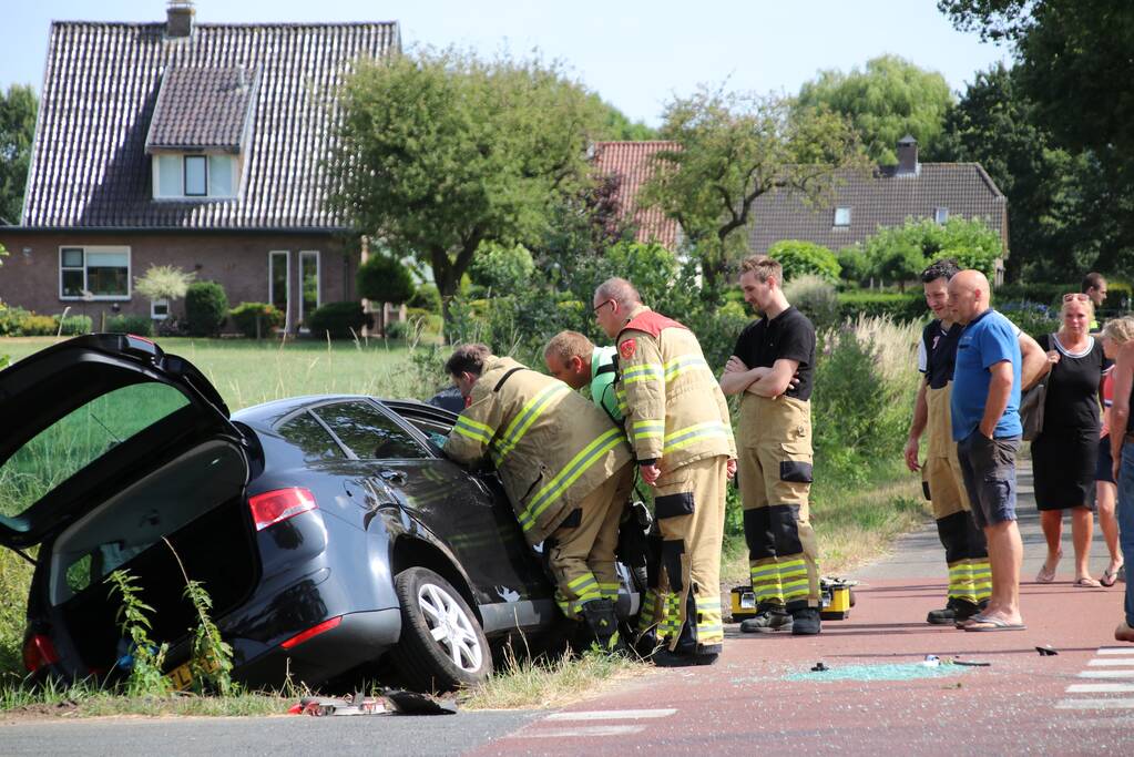 Gewonde en auto in de sloot bij aanrijding