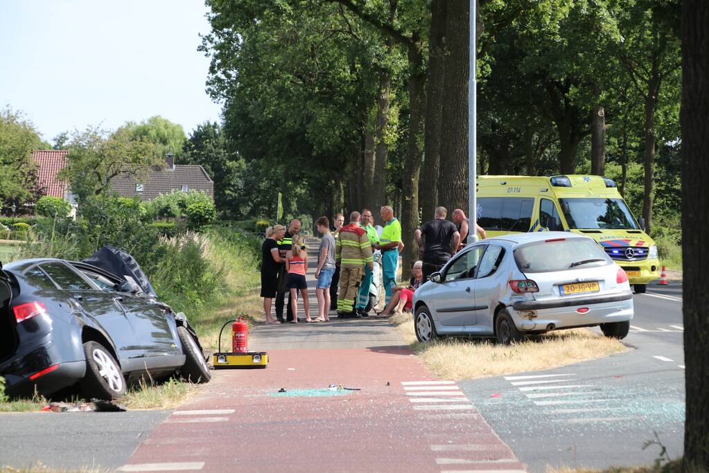Gewonde en auto in de sloot bij aanrijding
