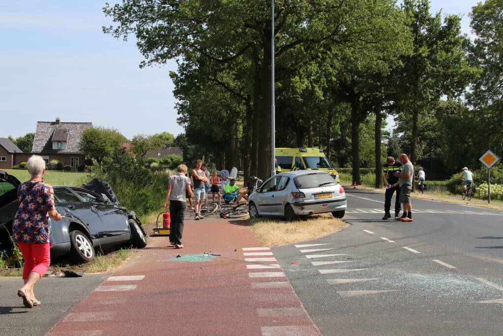 Gewonde en auto in de sloot bij aanrijding