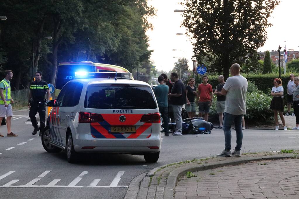 Scooter geschept door auto, twee gewonden