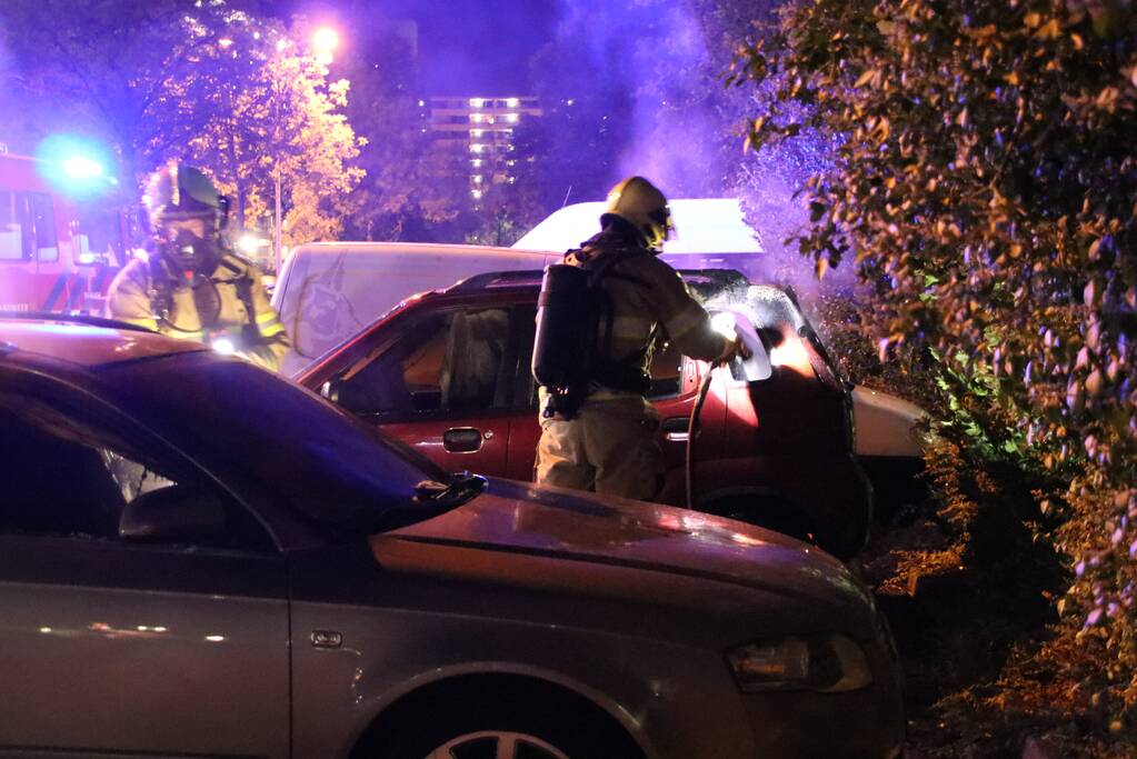 Twee auto's branden uit mogelijk brandstichting