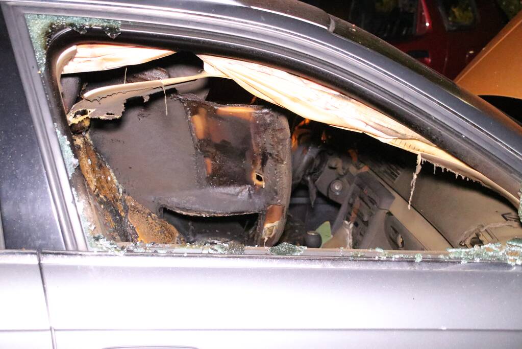 Twee auto's branden uit mogelijk brandstichting