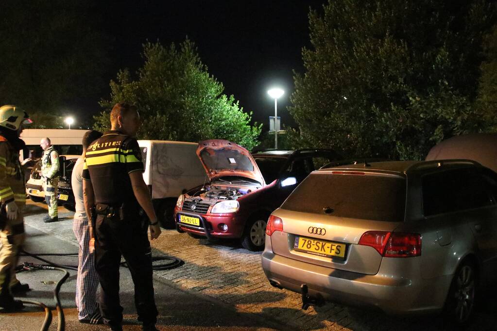 Twee auto's branden uit mogelijk brandstichting