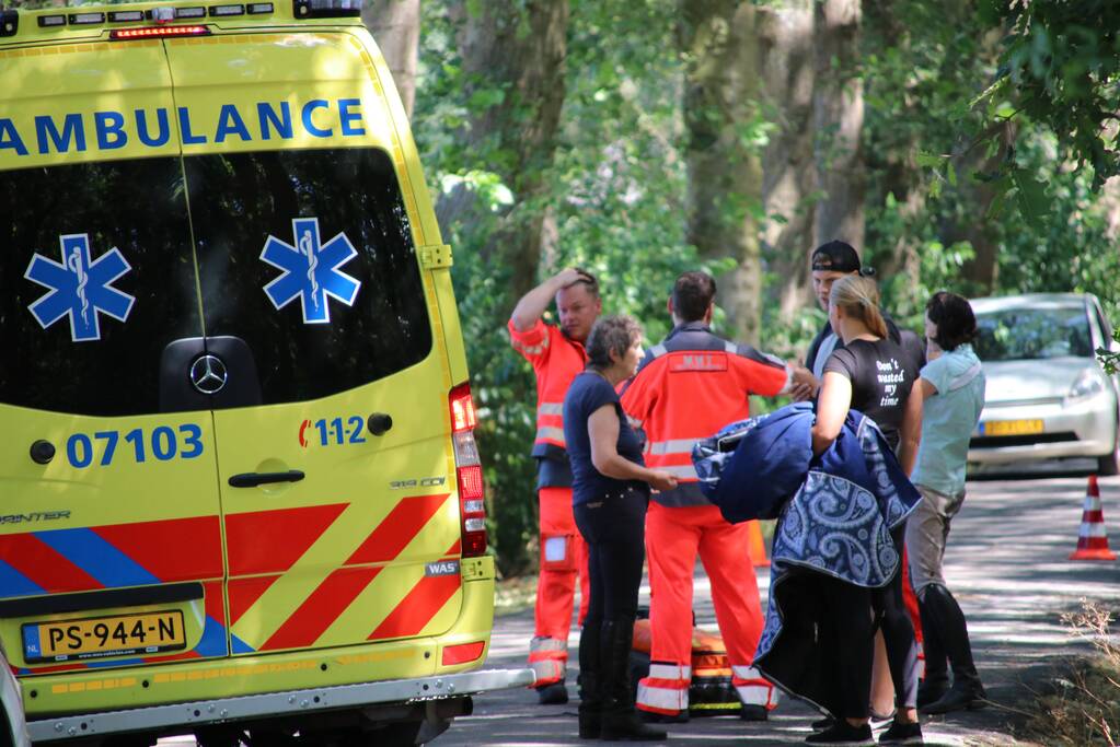 Vrouw zwaargewond na val van paard