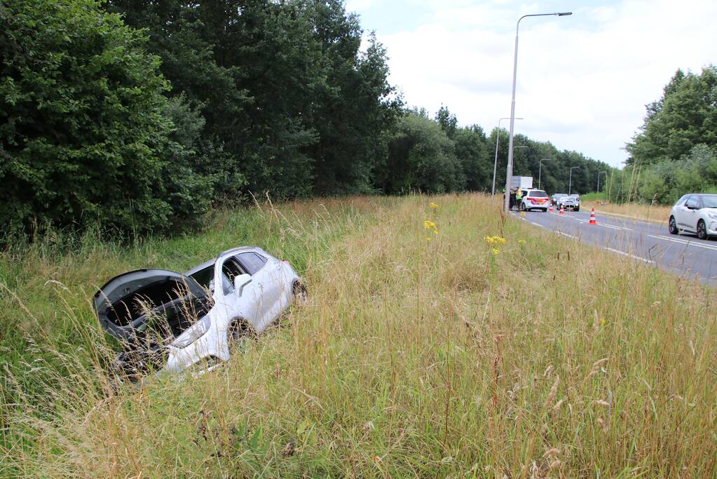 Auto belandt in sloot