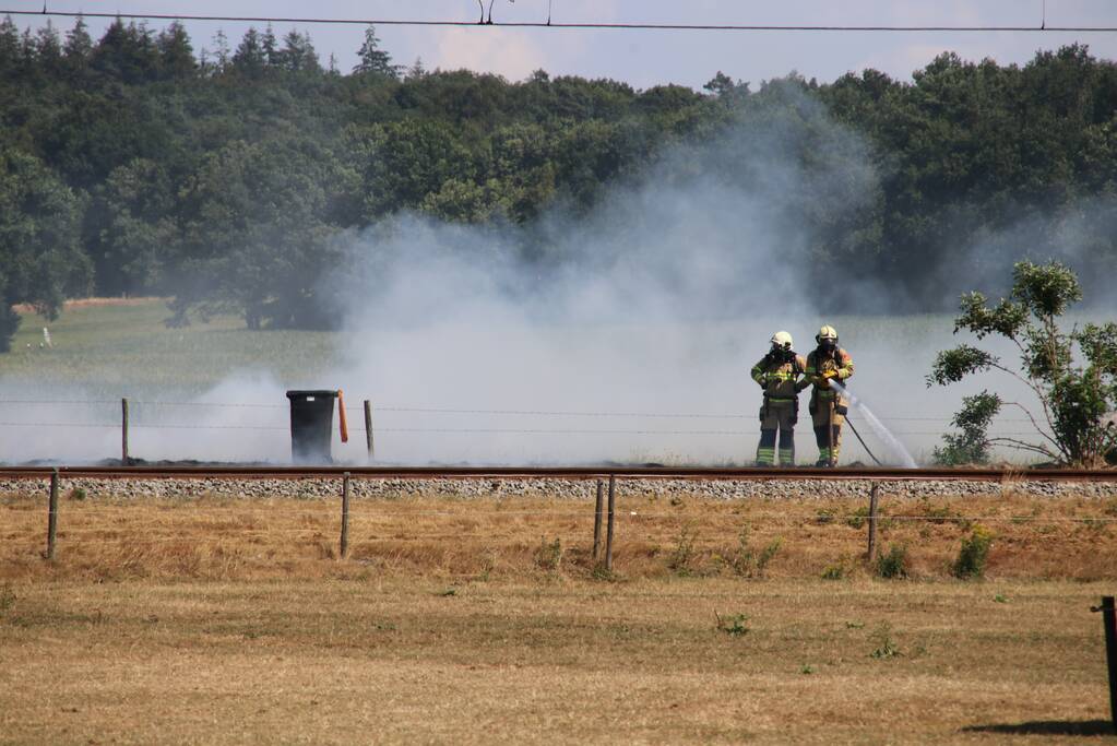 Gebroken bovenleiding zorgt voor brand bij spoorlijn