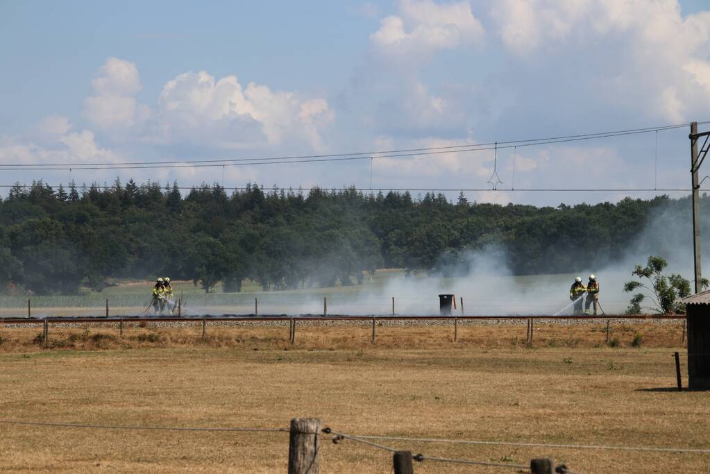Gebroken bovenleiding zorgt voor brand bij spoorlijn