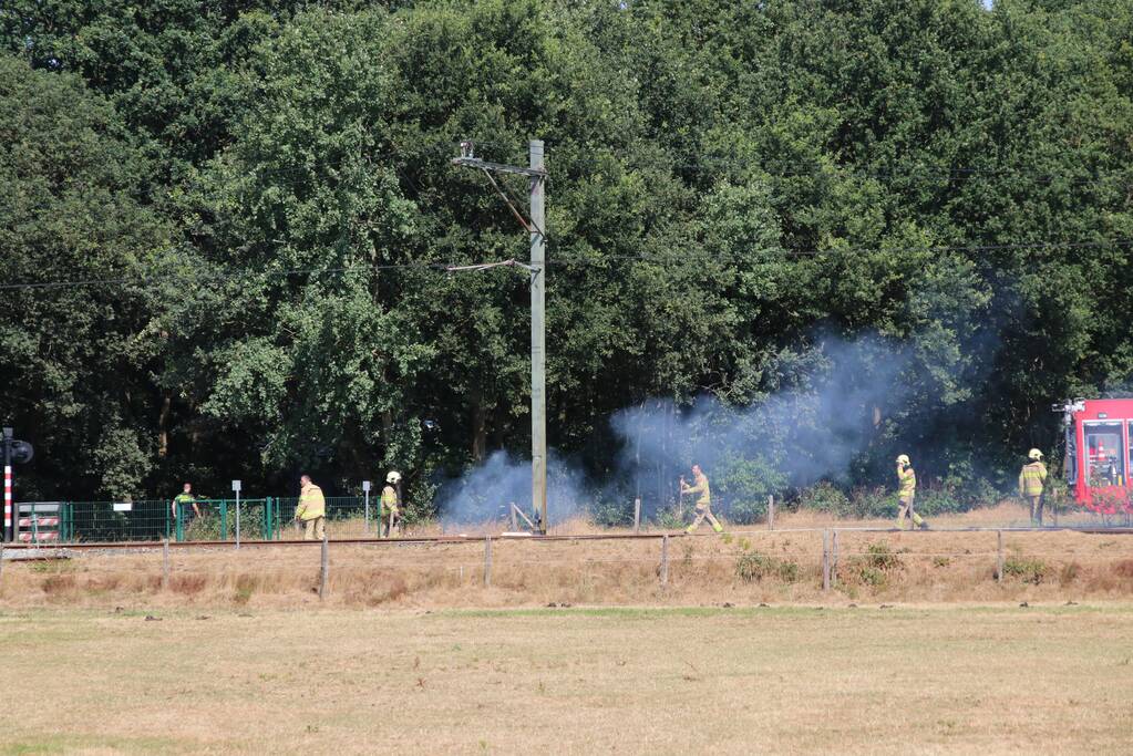 Gebroken bovenleiding zorgt voor brand bij spoorlijn