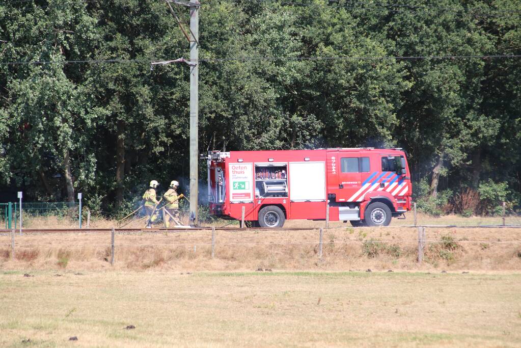 Gebroken bovenleiding zorgt voor brand bij spoorlijn