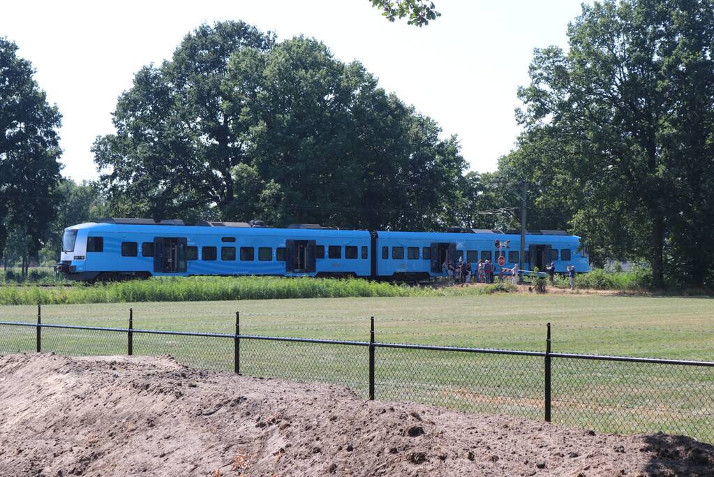 Gebroken bovenleiding zorgt voor brand bij spoorlijn