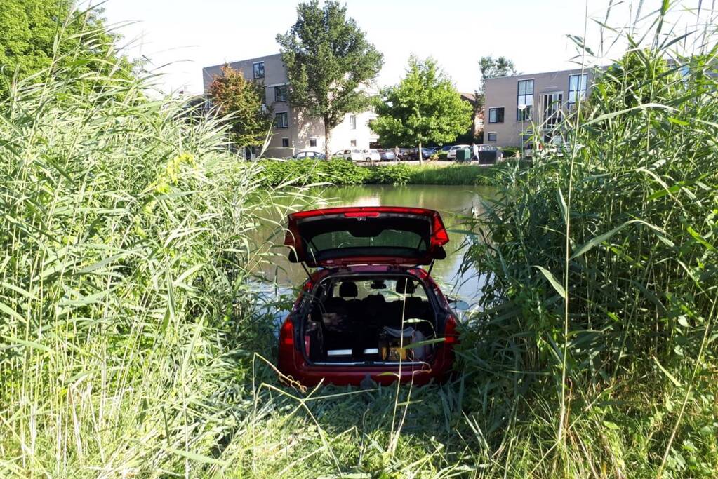 Auto te water na vergeten van handrem