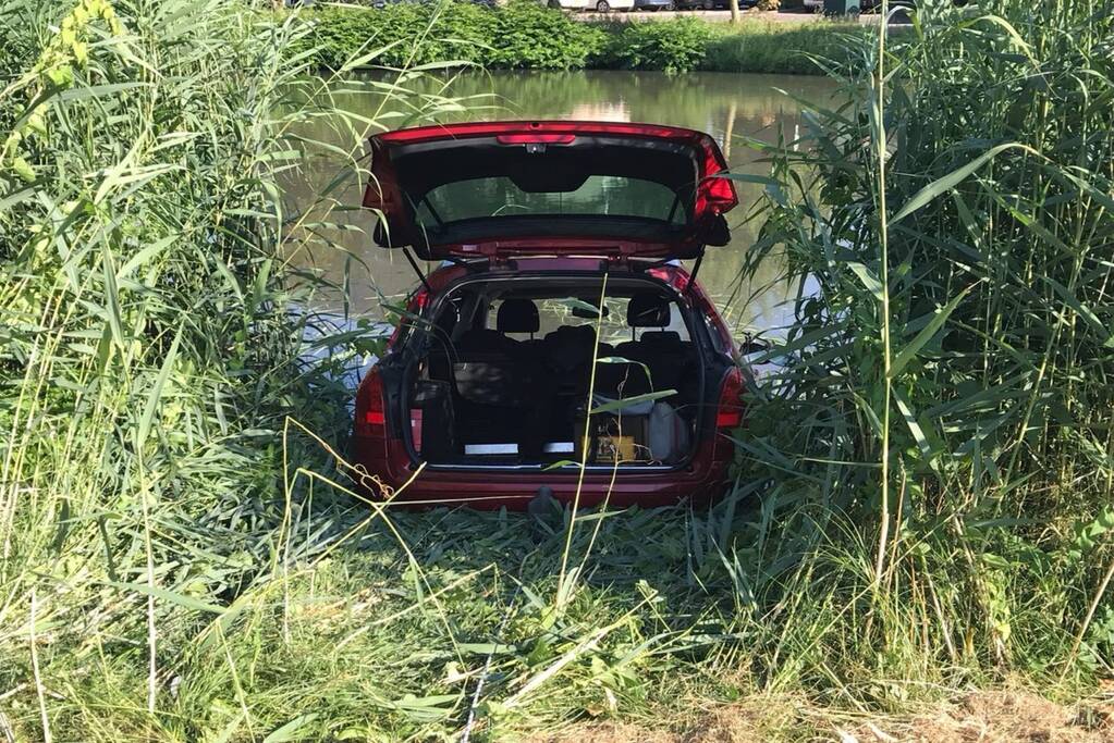 Auto te water na vergeten van handrem