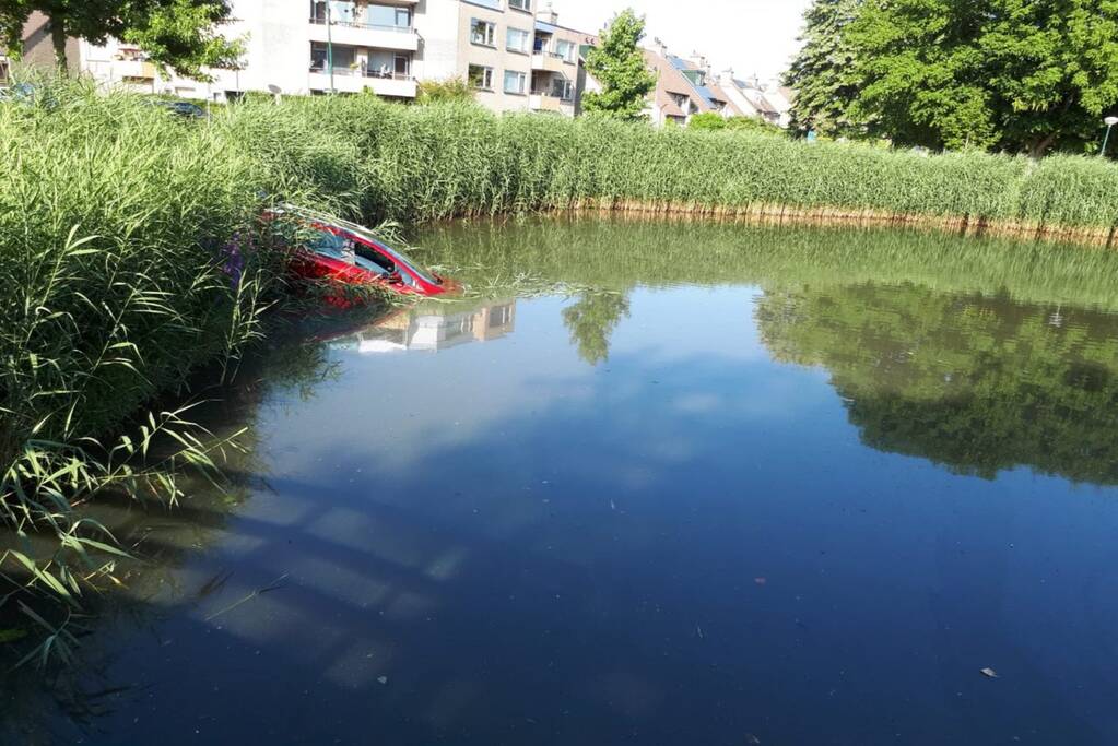Auto te water na vergeten van handrem