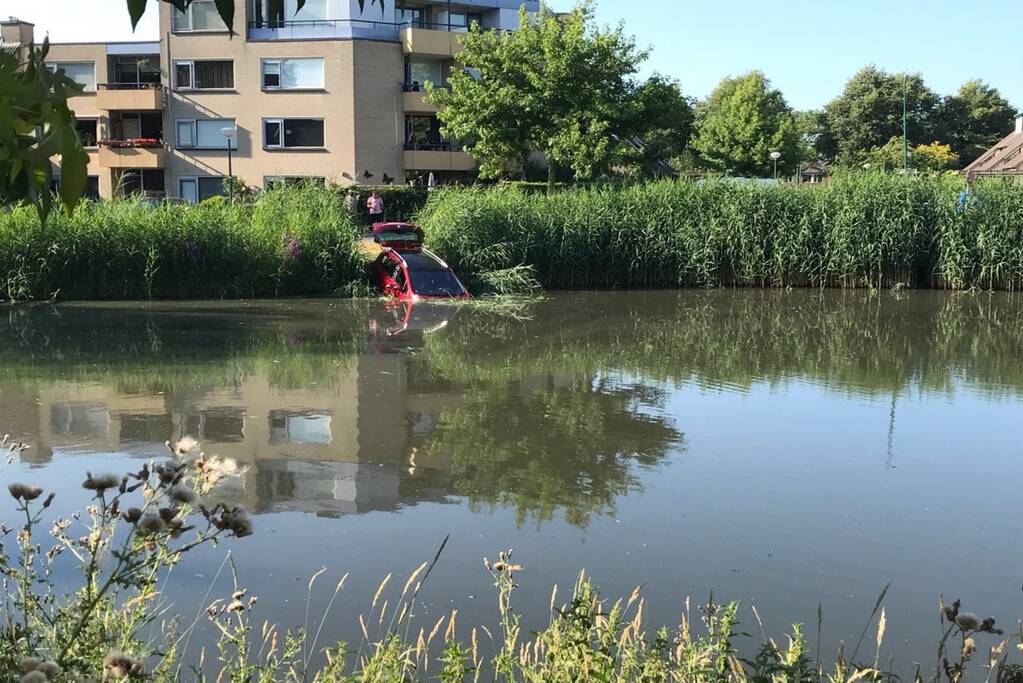 Auto te water na vergeten van handrem