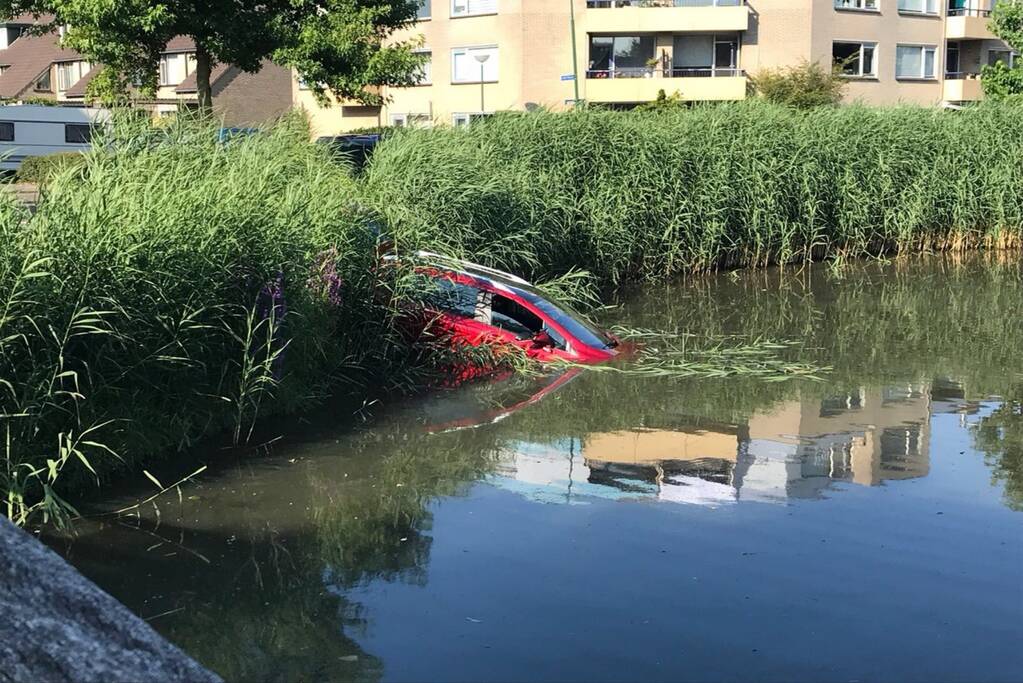Auto te water na vergeten van handrem