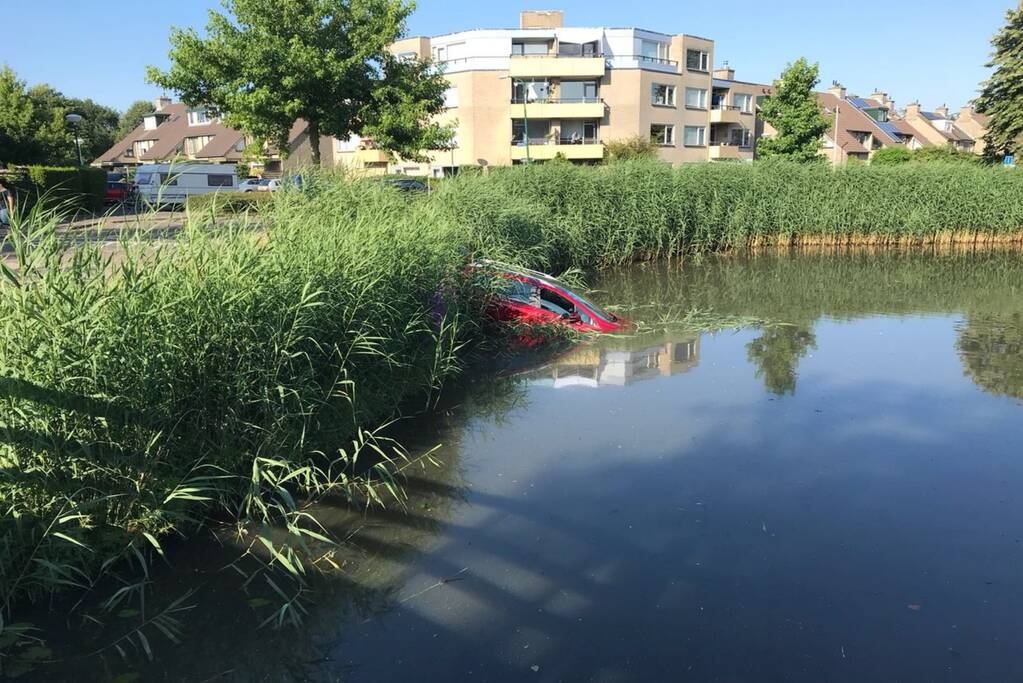Auto te water na vergeten van handrem