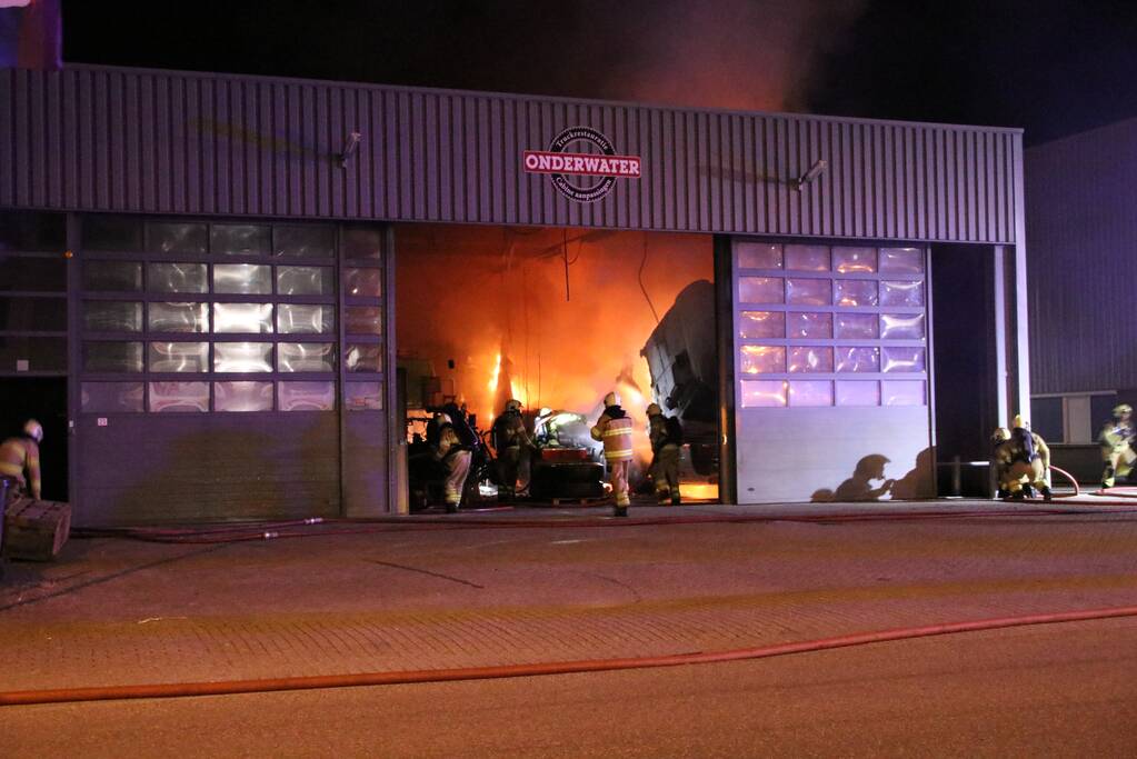Felle brand verwoest vrachtwagen restauratiebedrijf