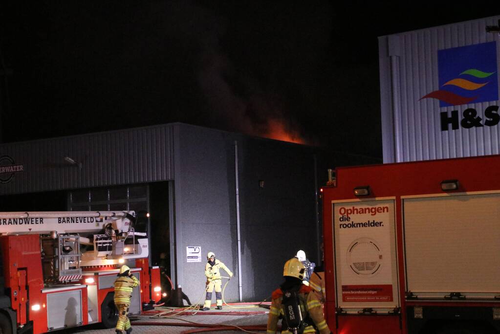 Felle brand verwoest vrachtwagen restauratiebedrijf