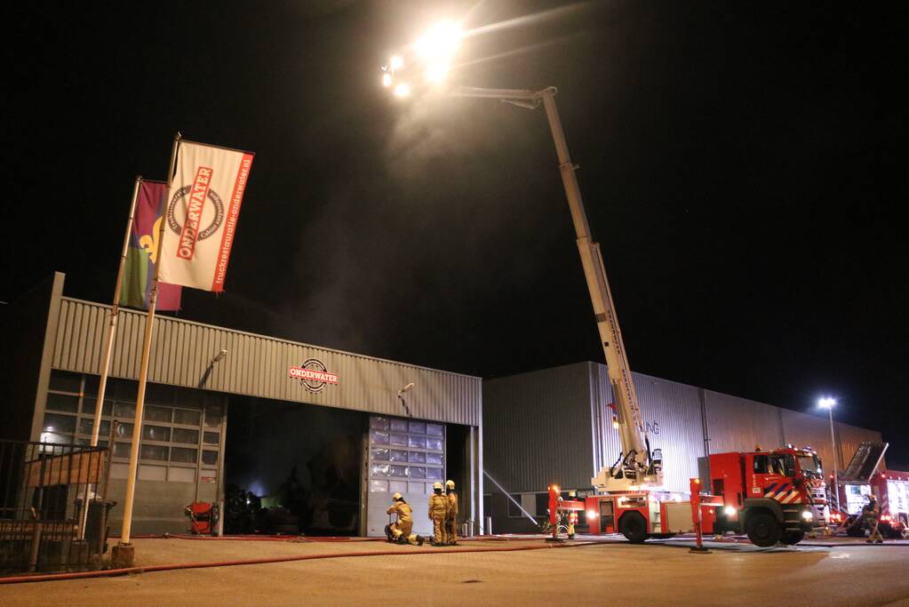 Felle brand verwoest vrachtwagen restauratiebedrijf