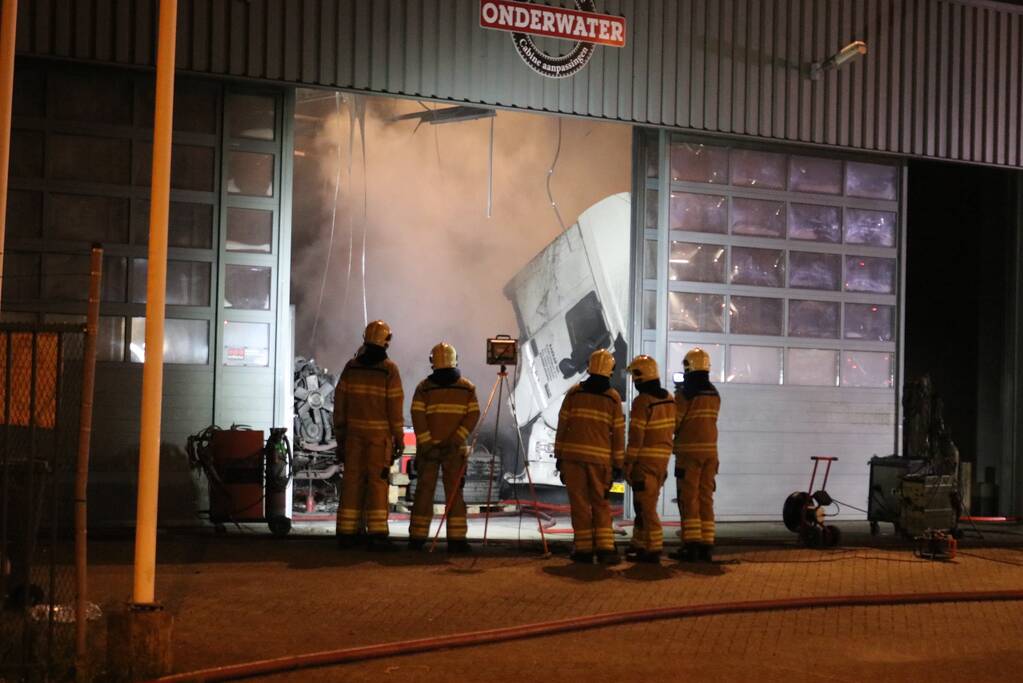 Felle brand verwoest vrachtwagen restauratiebedrijf