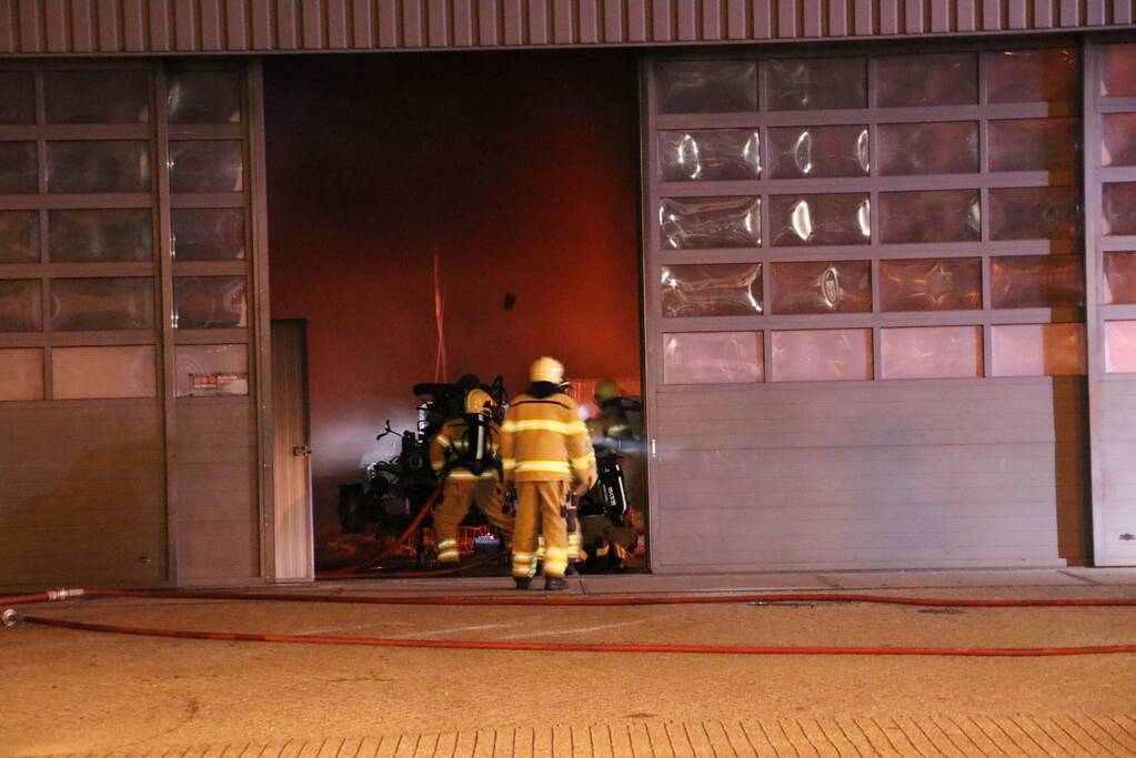 Felle brand verwoest vrachtwagen restauratiebedrijf