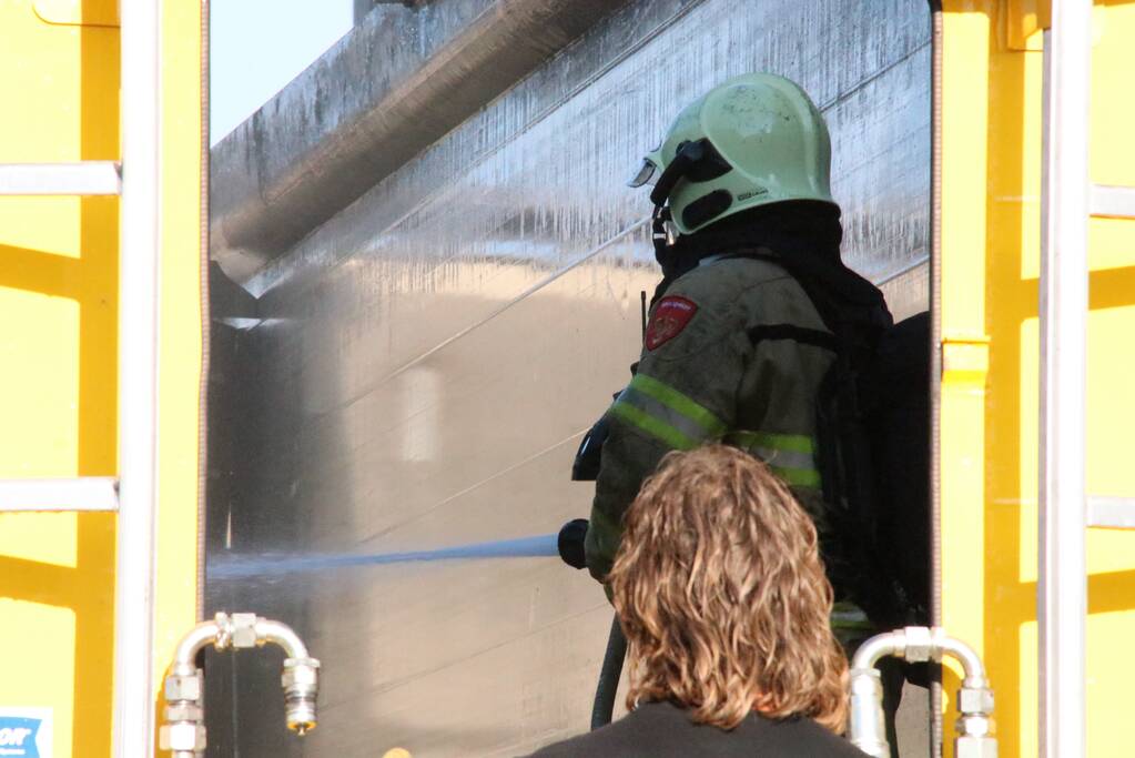 Trailer vol afval in de brand