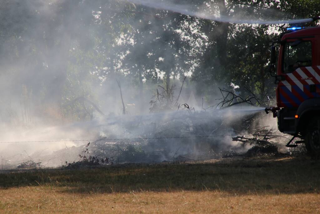 Brandweer blust buitenbrand bij boerderij