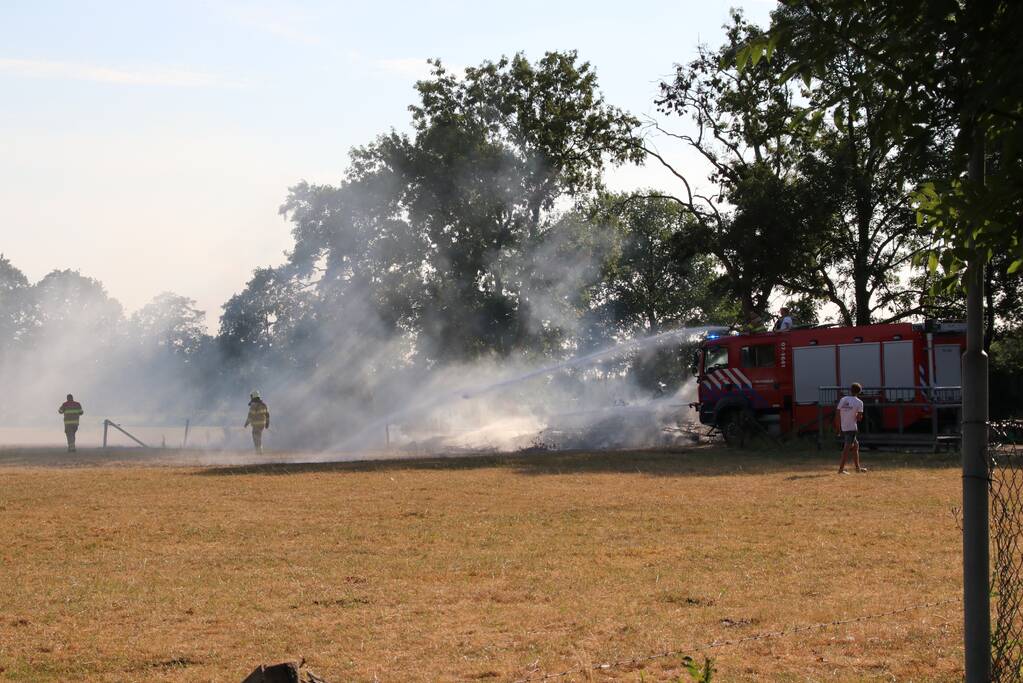 Brandweer blust buitenbrand bij boerderij