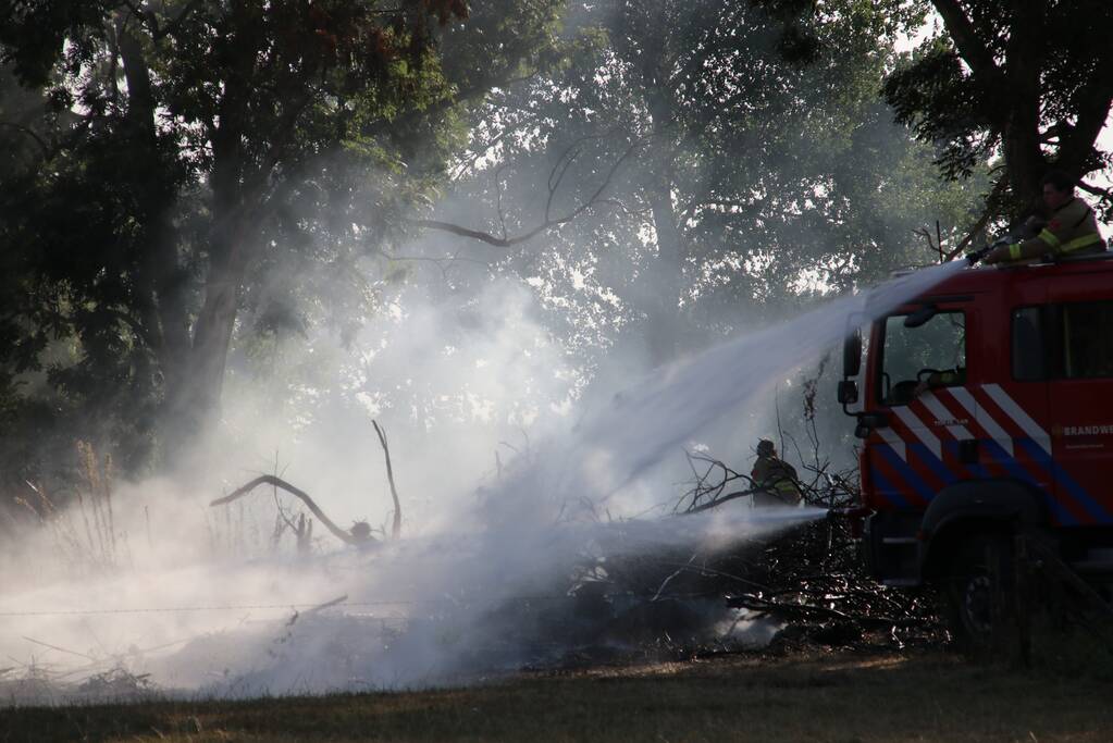Brandweer blust buitenbrand bij boerderij