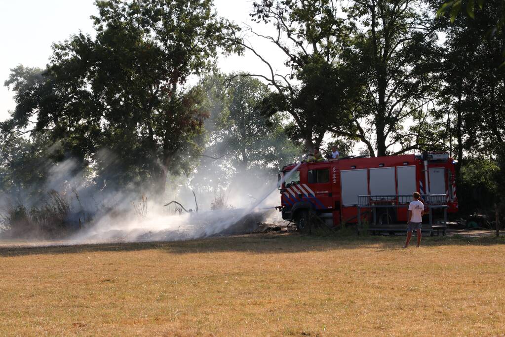 Brandweer blust buitenbrand bij boerderij