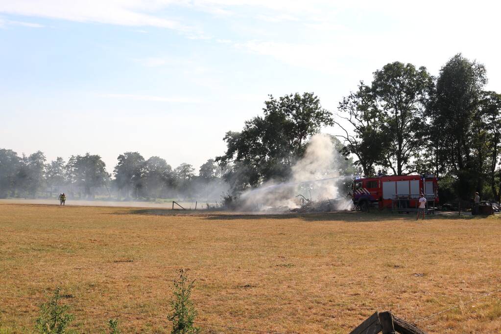 Brandweer blust buitenbrand bij boerderij