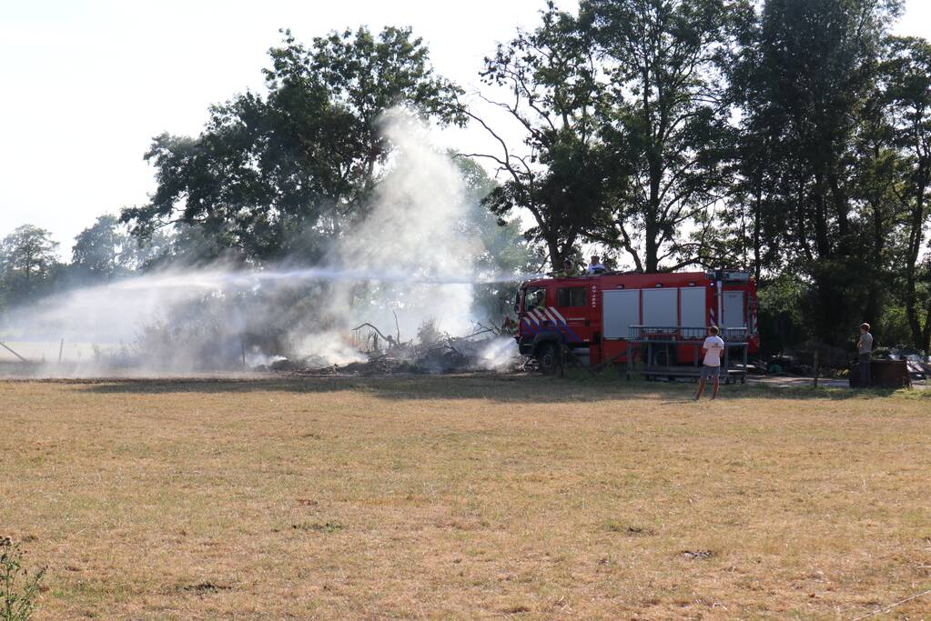 Brandweer blust buitenbrand bij boerderij