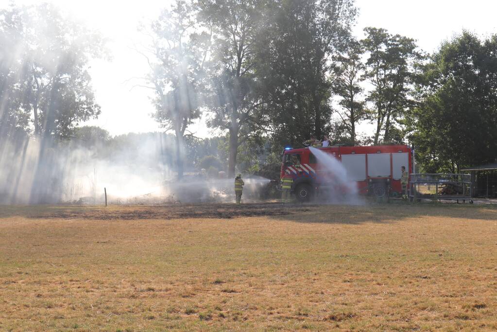 Brandweer blust buitenbrand bij boerderij
