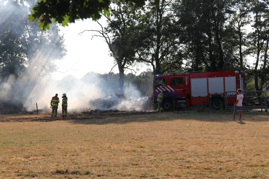 Brandweer blust buitenbrand bij boerderij