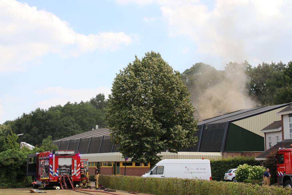 Brand in dak van sporthal