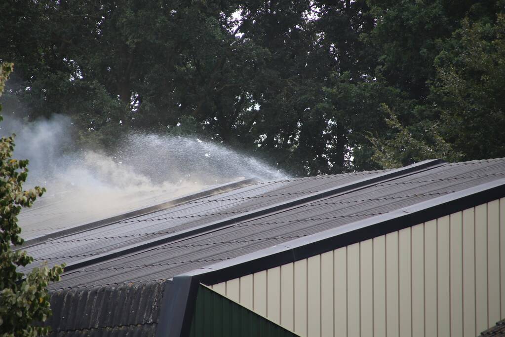 Brand in dak van sporthal