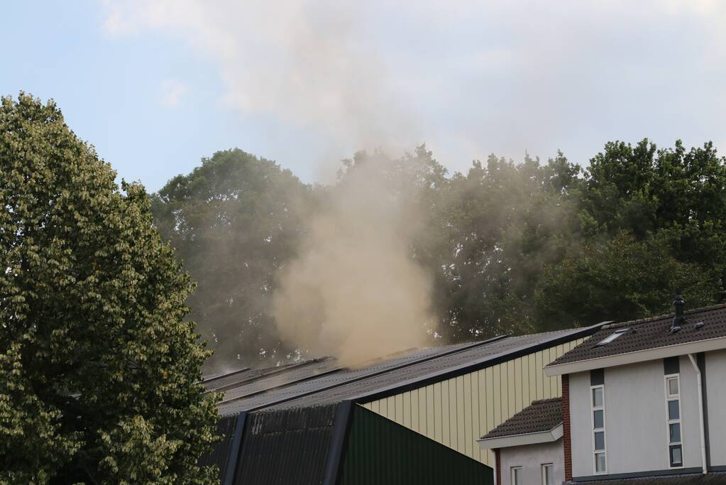 Brand in dak van sporthal