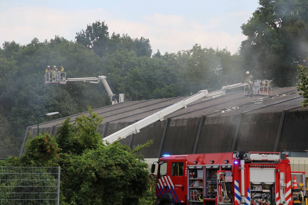 Brand in dak van sporthal