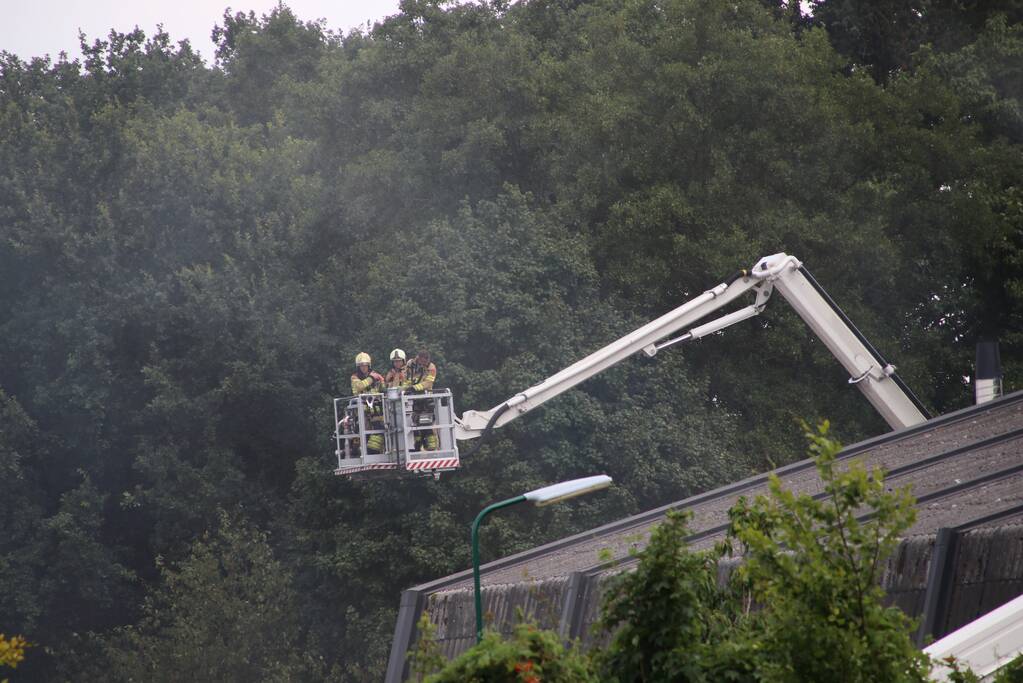 Brand in dak van sporthal