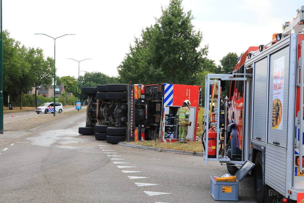 Brandweerwagen op zijn kant